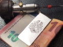 Wir gravieren Ihr Wappen lebendig und fein ausgearbeitet von Hand  in die Geldklammer aus eigener Herstellung