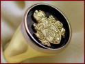 ovaler bicolor Goldring mit Reliefgravur