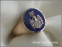 Ovaler Lapislazuli mit Weißgoldfassung und Gelbgoldring